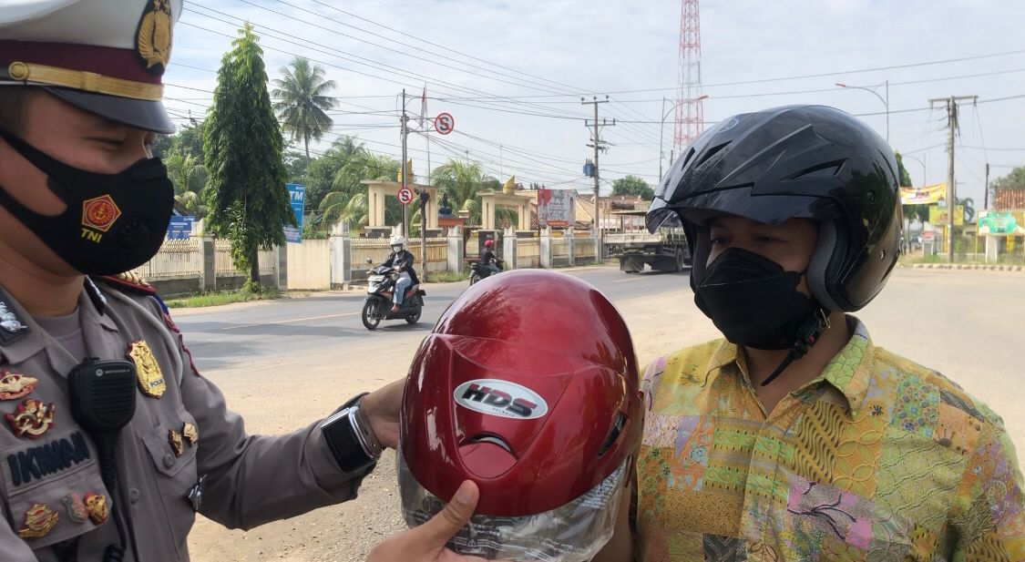 Operasi Zebra Krakatau 2021, Dihari Pertama Polres Lampung Tengah Bagikan Masker Dan Helm.