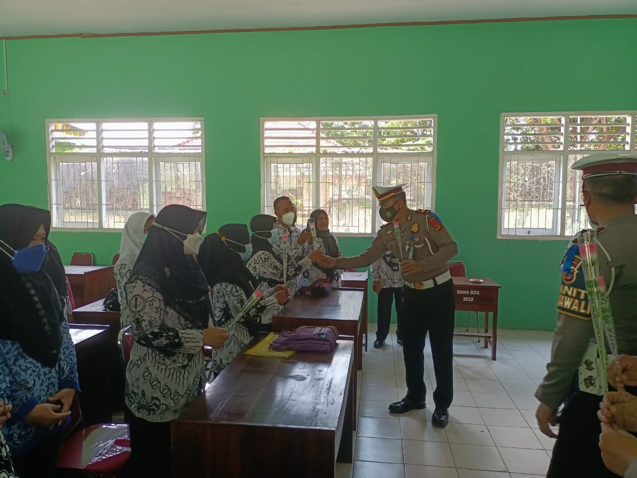 Peringati Hari Guru Nasional Sat Lantas Polres Lampung Tengah Berikan Kejutan