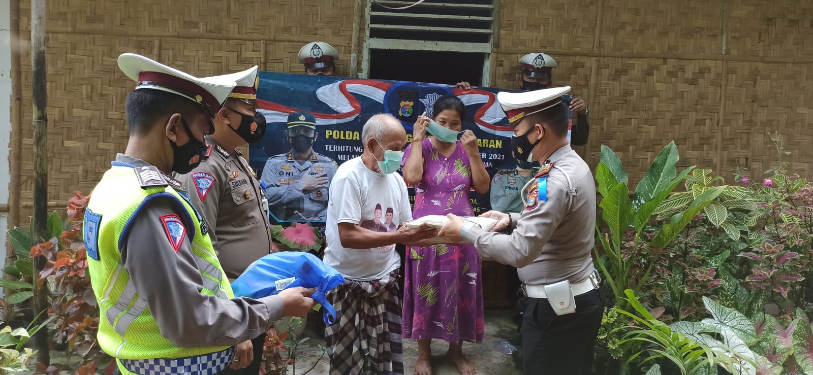 Ops  Zebra Krakatau 2021 Sat Lantas Polres Lampung Tengah Berikan Himbauan Serta Bagikan Masker Dan Bantuan Sosial Kepada Warga Yang Membutuhkan.