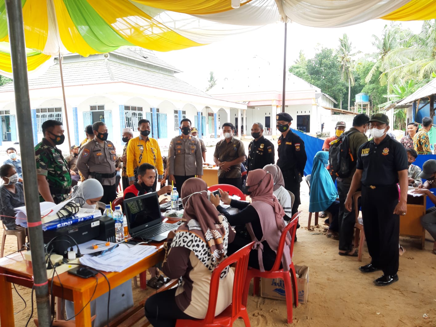 Poliklinik Polres Lampung Tengah Melaksanakan Penyuntikan Vaksin Dosis I Dan II Di GSG Al Baroqah Kampung Sidodadi Kec Bandar Surabaya Lampung Tengah.