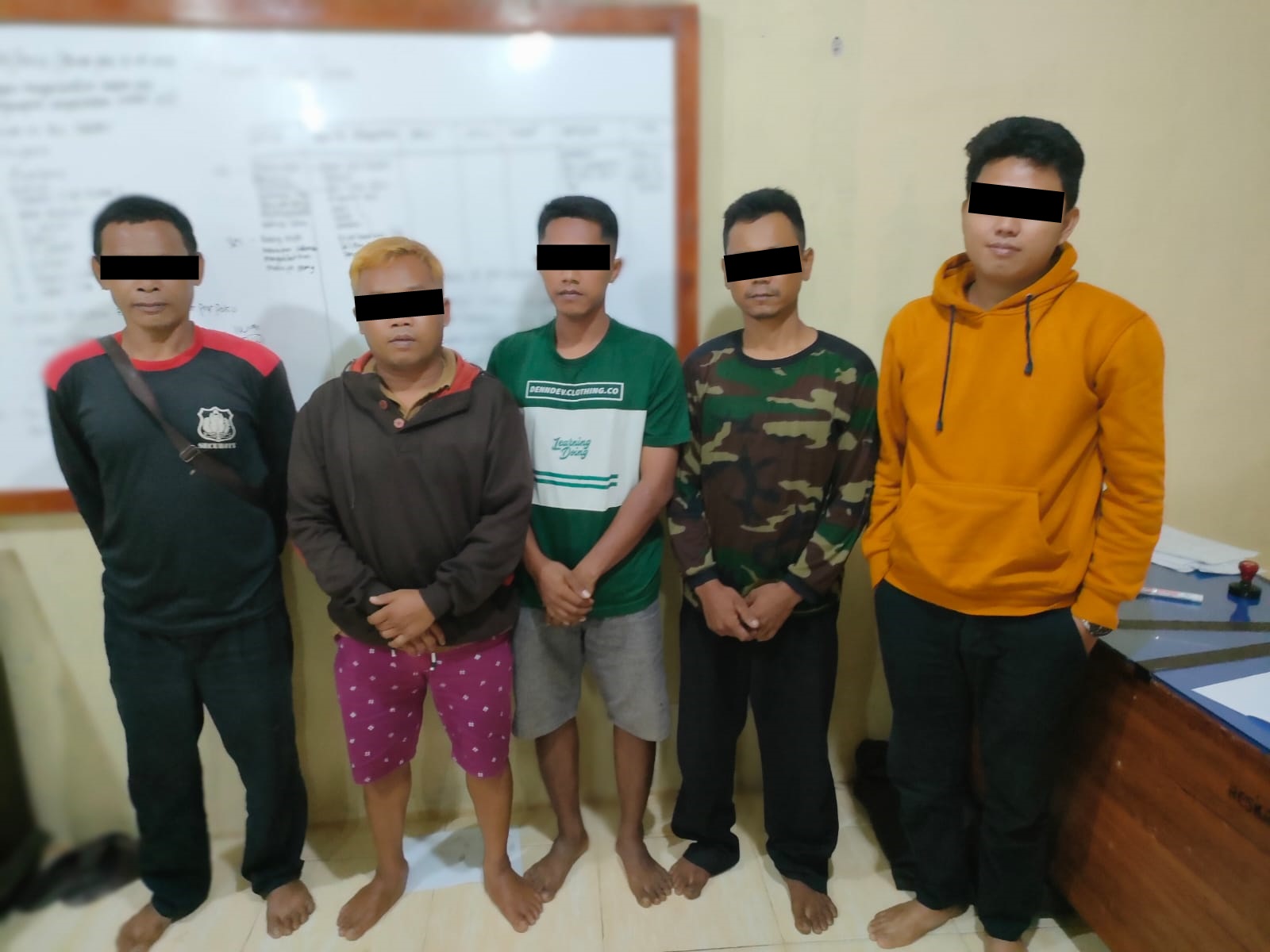 Main Judi Leng Didepan Warung, Lima Orang Pelaku Judi Ditangkap Polsek Padang Ratu Lampung Tengah.