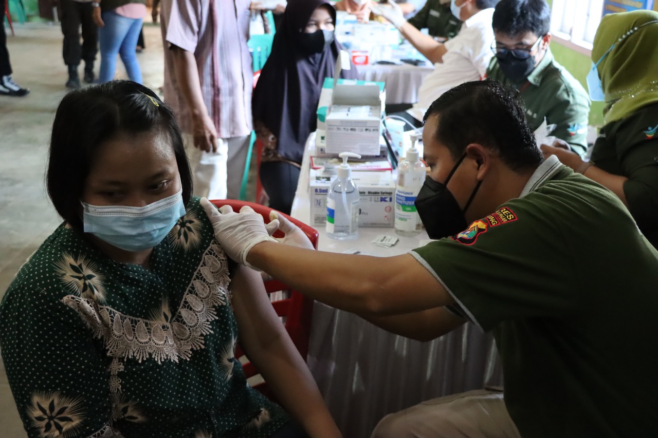 Yang Melaksanakan Vaksinasi dapat Minyak Goreng, Kegiatan di Hadiri PJU Polda Lampung di Kelurahan Bandar Jaya Barat Lampung Tengah.