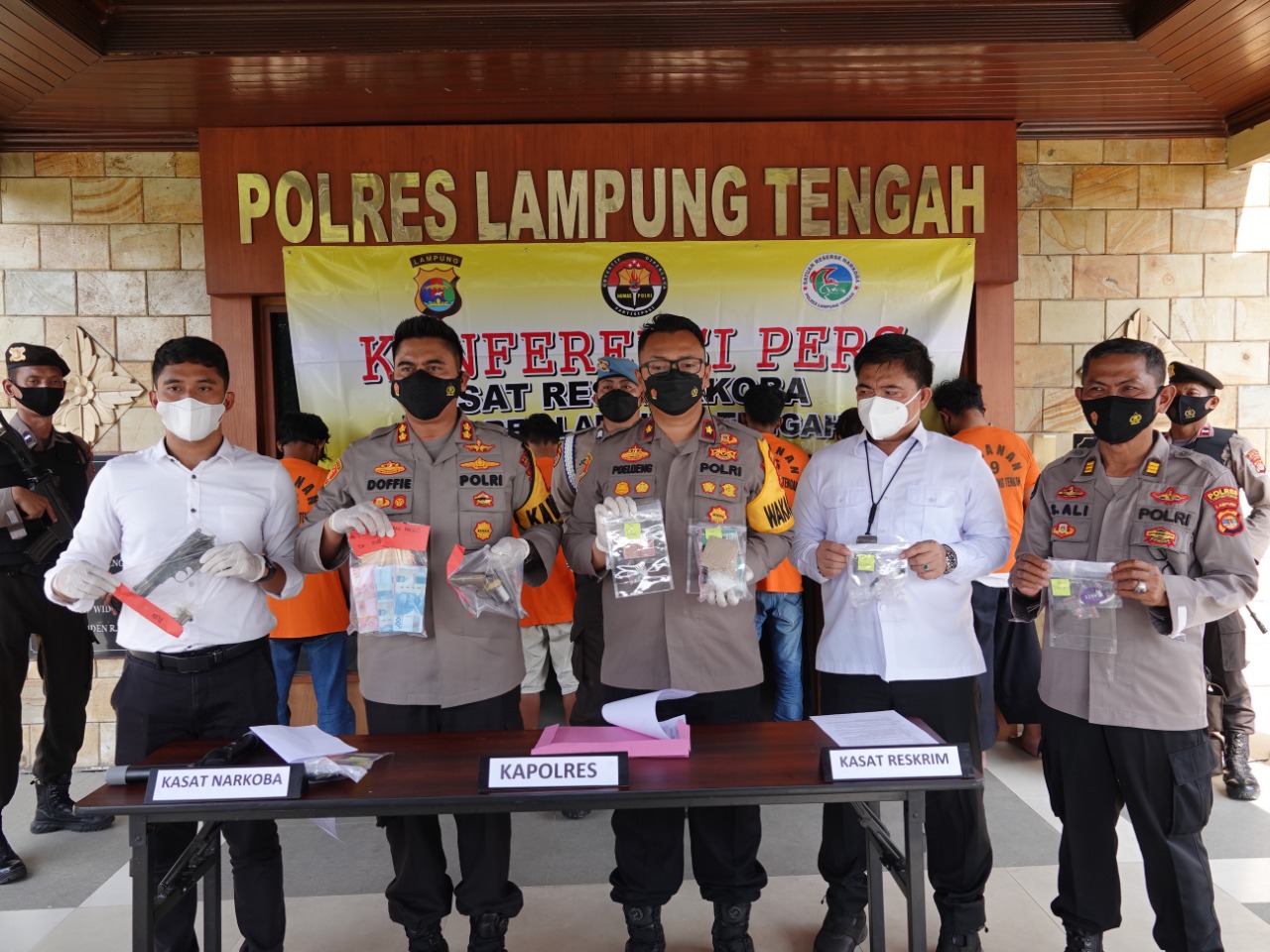 Kapolres Lampung Tengah Laksanakan Konferensi Pers Ungkap Kasus Sindikat Pengedar Narkotika