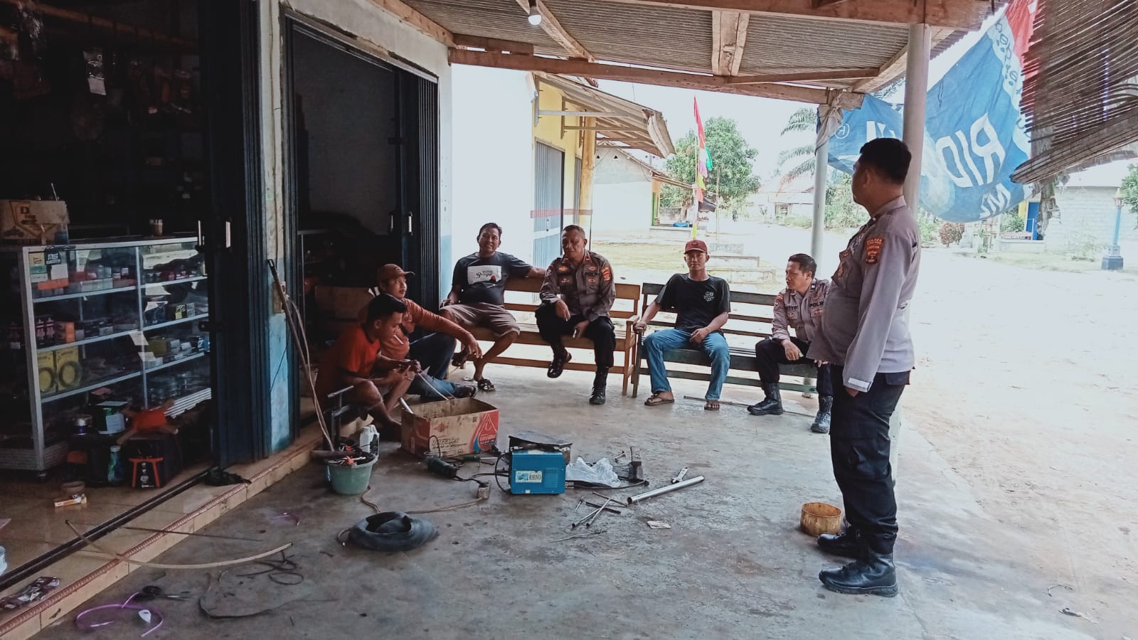 Berikan Himbauan, Sat Binmas Polres Lampung Tengah Melaksanakan Patroli Sambang Di Kampung Srikaton Kec. Anak tuha