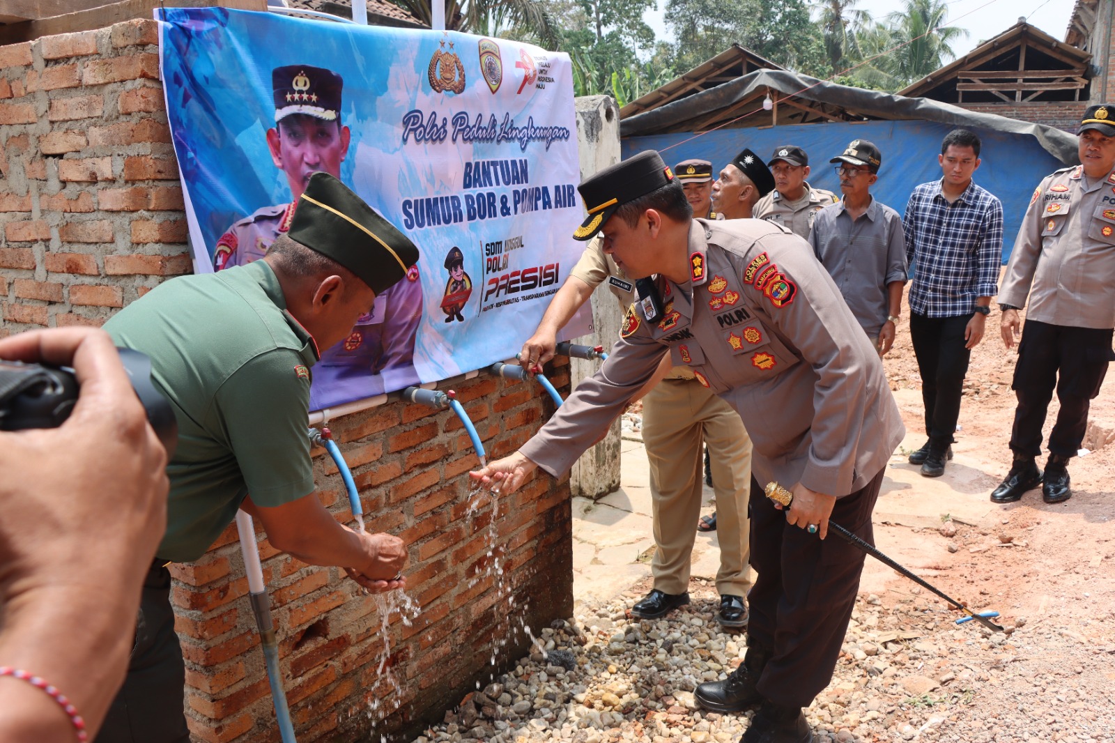 Mengantisipasi dampak kekeringan yang melanda sejak Agustus lalu, Polres Lampung Tengah memberikan Bantuan Sumur bor gratis.
