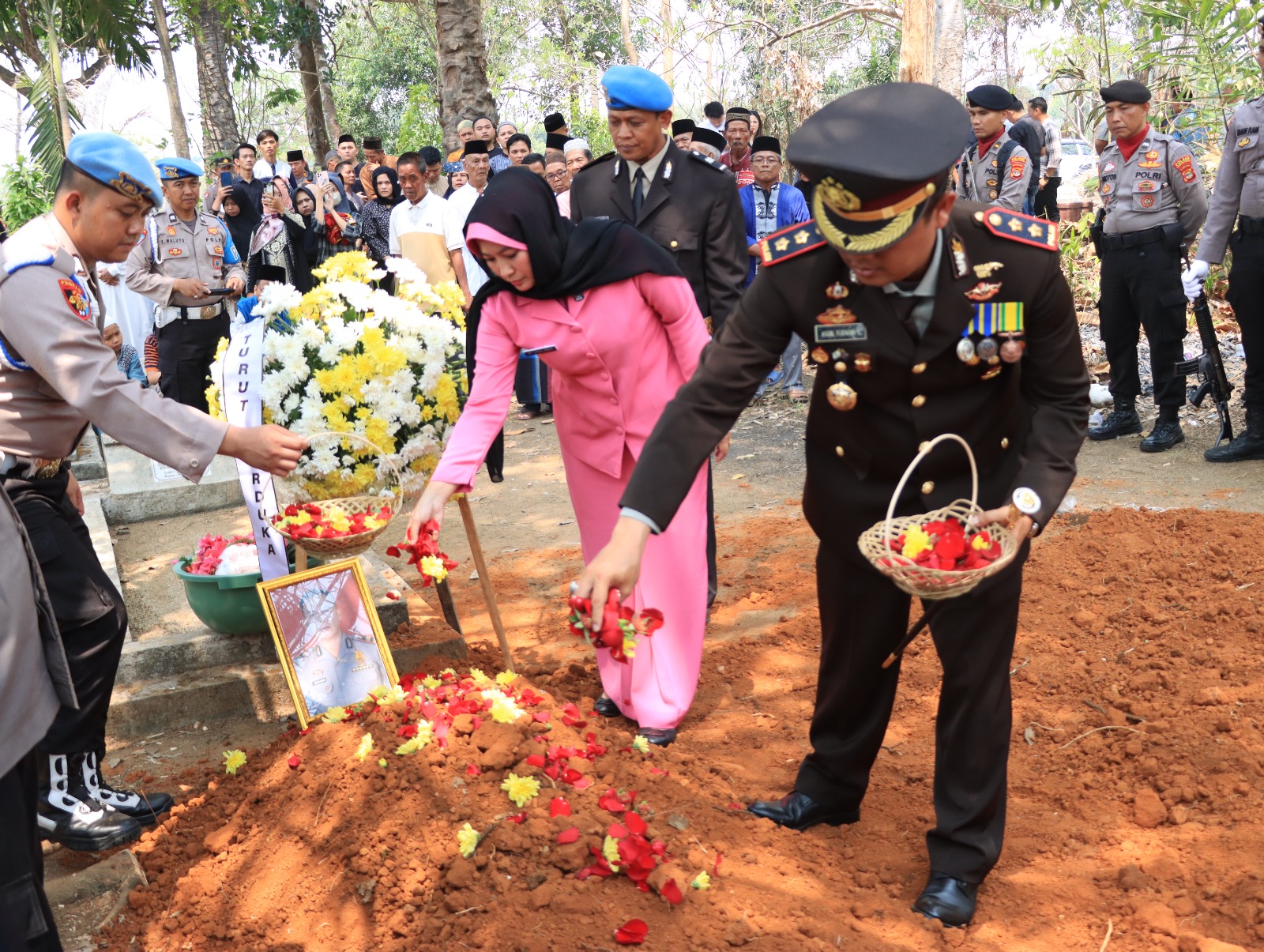 Beri Penghormatan Terakhir, Kapolres Lampung Tengah Pimpin Upacara Pemakaman Anggota Polri