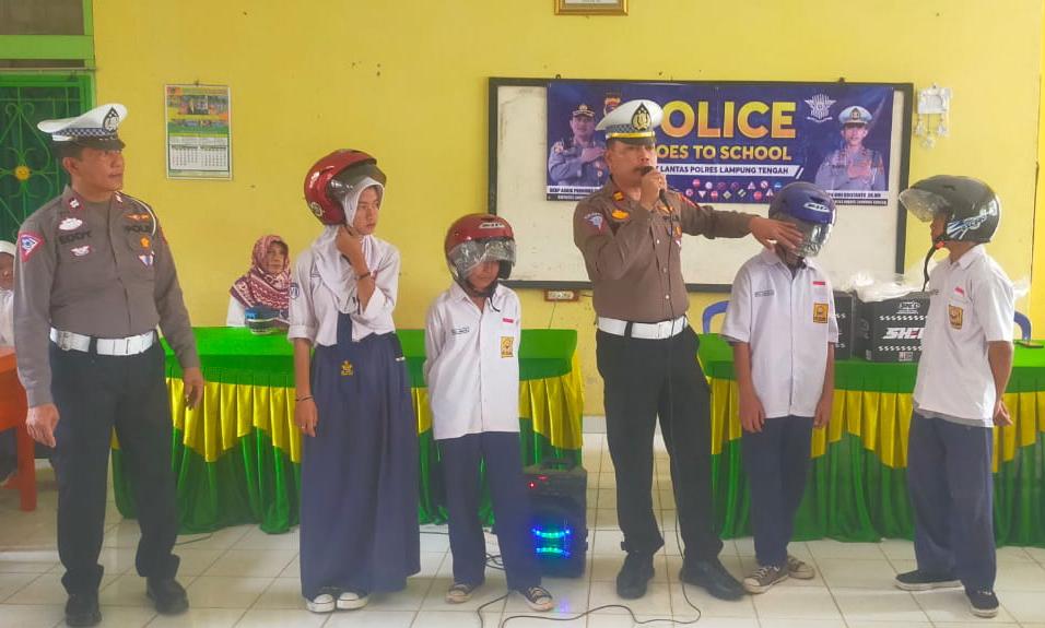 Sat Lantas Polres Lampung Tengah Laksanakan Safety Riding Kepada Siswa Siswi SMPN 1 Gunung Sugih