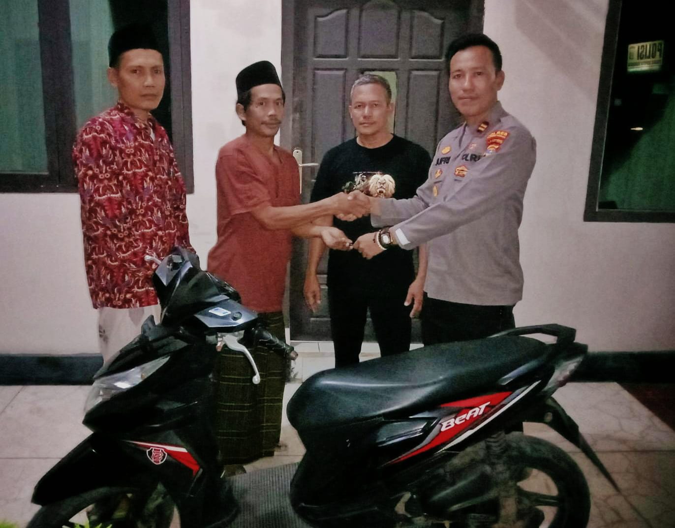 Usai Gulung Dua Pelaku Curat dan Satu Penadah, Kapolsek Seputih Surabaya Kembalikan Sepeda Motor Milik Korban