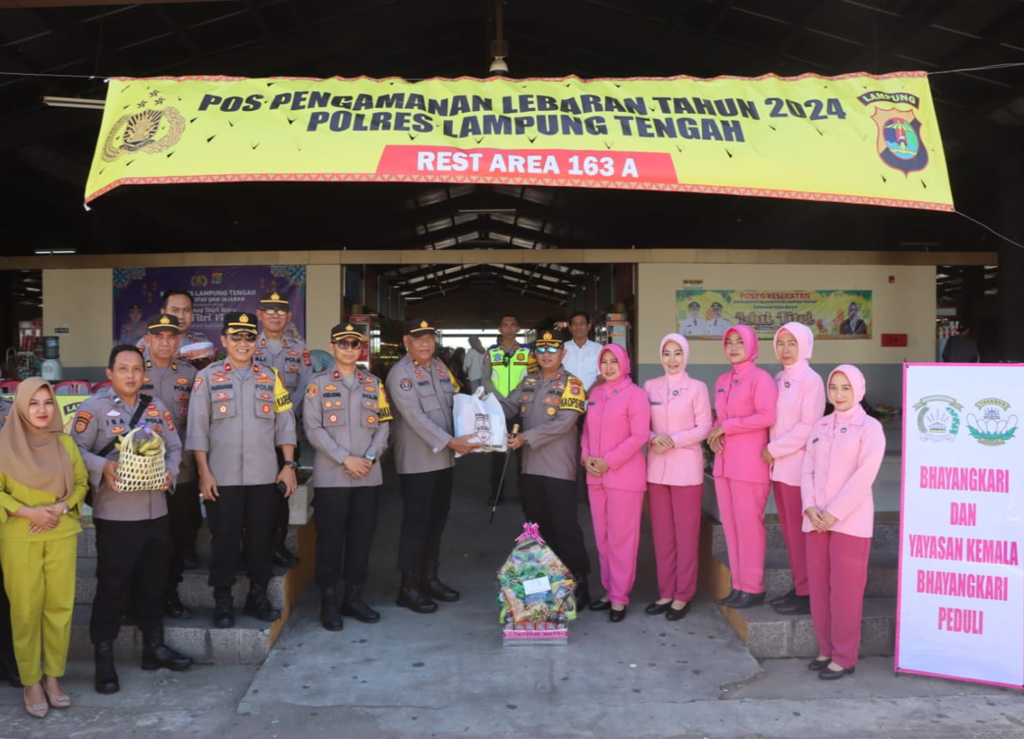 Bentuk Kepedulian Pimpinan, Kapolres Lampung Tengah Bersama Ketua Bhayangkari Kunjugi Pospam Ops Ketupat Beri Bingkisan