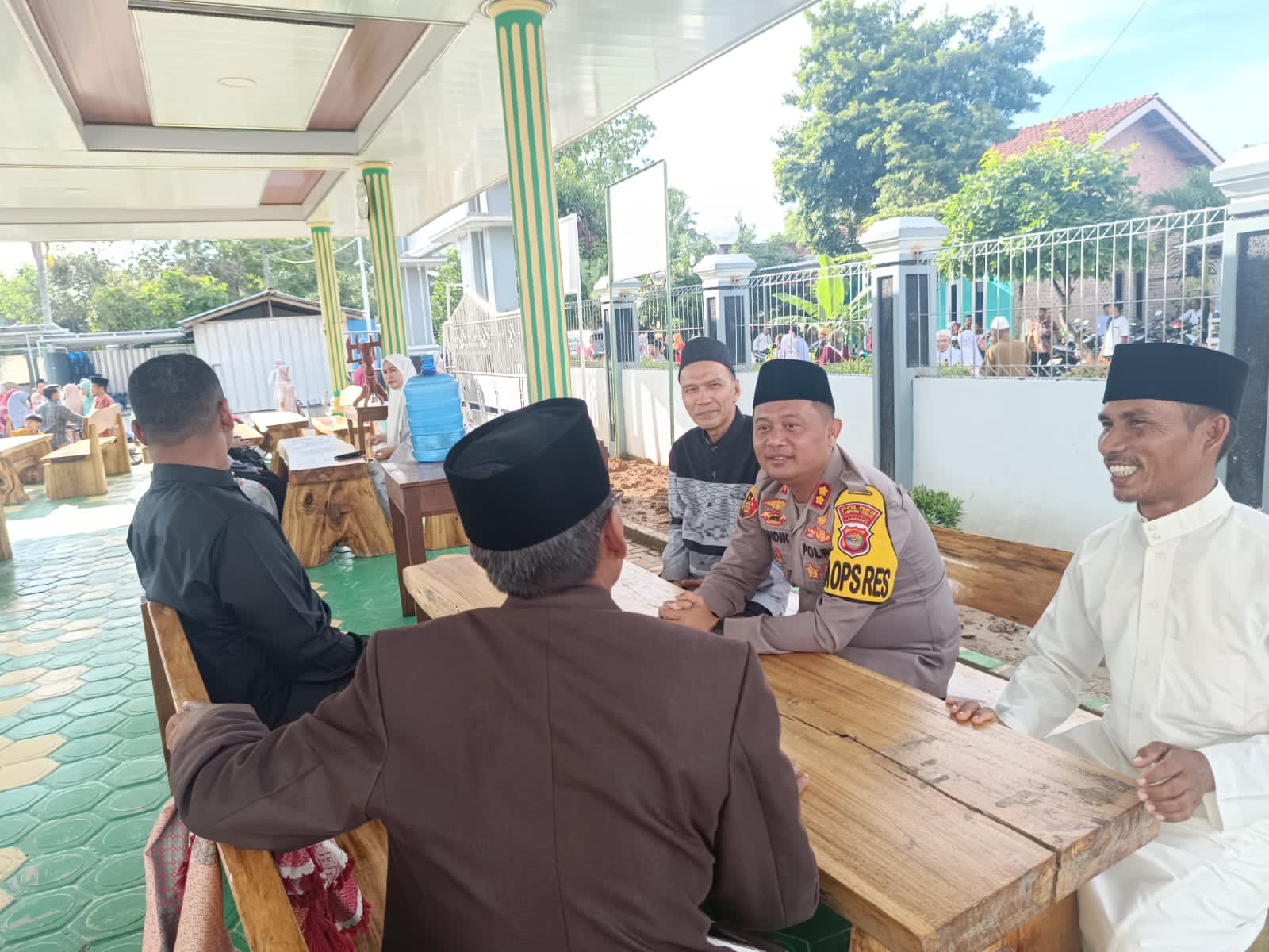 Dekat Dengan Masyarakat, Kapolres Lampung Tengah Melaksanakan Shalat Ied di Ponpes Rowdotul Alimir Robbaniy